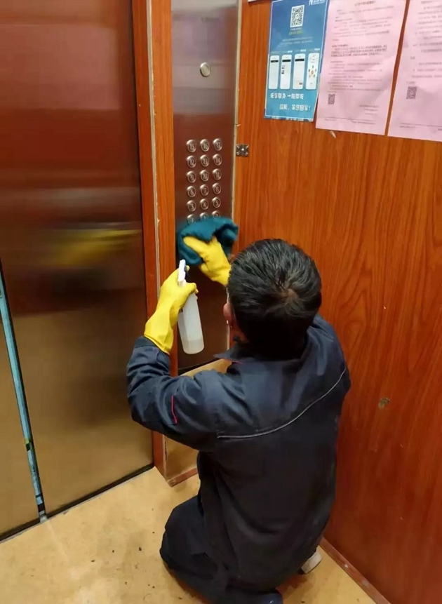 金輝工作人員對電梯進行消毒