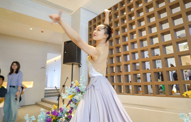 金輝觀瀾云著營(yíng)銷中心現(xiàn)代舞開(kāi)場(chǎng)秀